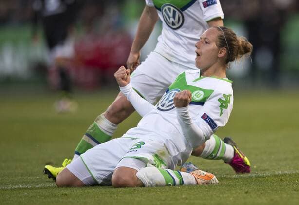Jubel nach dem Tor zum 3-0: Torschuetzin Babett PETER (VfL) geht jubelnd auf die Knie. Fussball Frauen international: UEFA Championsleague Saison 2015 2016, Halbfinale Hinspiel: VfL Wolfsburg - 1.FFC Frankfurt im AOK Stadion in Wolfsburg, Deutschland am 24.04.2016,