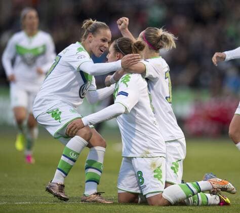 Jubel nach dem Tor zum 3-0: Isabel KERSCHOWSKI, Torschuetzin Babett PETER und Alexandra POPP (vl alleVfL) feiern den Treffer. Fussball Frauen international: UEFA Championsleague Saison 2015 2016, Halbfinale Hinspiel: VfL Wolfsburg - 1.FFC Frankfurt im AOK Stadion in Wolfsburg, Deutschland am 24.04.2016,
