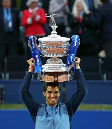 Spanish tennis player Rafael Nadal celebrates his victory at the final match of the Barcelona Open Banc Sabadell Trofeo Conde de Godo before Japanese Kei Nishikori held in Barcelona, Catalonia, Spain, 24 April 2016. RAFAEL NADAL VS KEI NISHIKORI !ACHTUNG: NUR REDAKTIONELLE NUTZUNG!  BCN004 20160424-635971269481551782