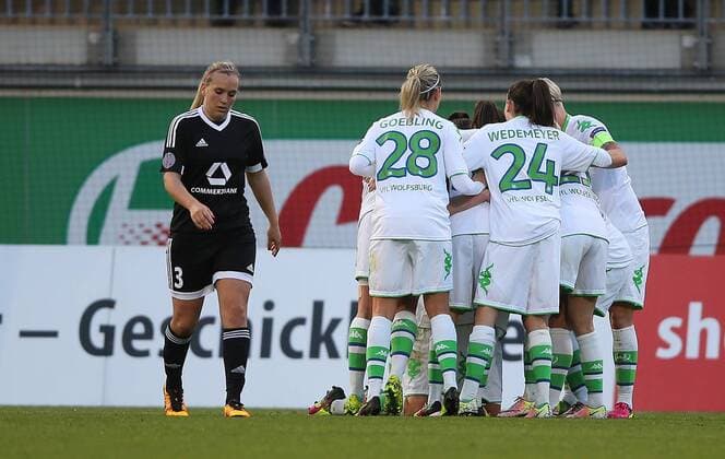 Marith Priessen (1. FFC Frankfurt) enttäuscht während Wolfsburg das 3-0 bejubelt
