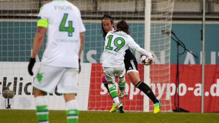 Fußball, UEFA Women s Champions League, VfL Wolfsburg - 1. FFC Frankfurt; Ramona Bachmann (Wolfsburg, 19) Torschützin zum 4:0 ,scores the goal, Tor, Torschuss, Abschluss, Torabschluss, Torerfolg, Aktion, action. tor. xtgx