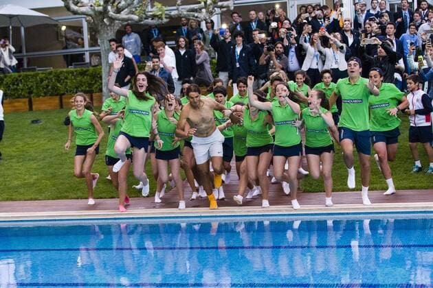 Tennis, ATP-Turnier in Barcelona,Rafael Nadal springt nach Sieg mit Balljungen und - mädchen in den Swimming Pool BARCELONA - April 24- SPAIN: Rafa Nadal victory celebration during the final match between Rafael Nadal (ESP) vsKei Nishikori (JPN) of the Open Banc Sabadell, 64 Trophy Conde de Godo, played on the RCT Barcelona 1899, on april 24, 2016. Photo: Mikel Trigueros Urbanandsport Cordon Press ---------------------------------- BARCELONA - Abril, 24 - ESPANA: Rafa Nadal victory celebration durante la final entre Rafael Nadal (ESP) vsKei Nishikori (JPN) de la edicion 64 del Barcelona Open Banc Sabadell Trofeo Conde Godo, celebrada en el RCT Barcelona 1899, el 24 de Abril de 2016. Foto: Mikel Trigueros Urbanandsport Cordon Press  xMikelxTriguerosx xBARCELONA-OPEN-BANC-SABADELLx64-TROFEO-CONDE-GODOx