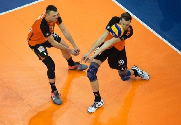 Berlin, Deutschland, 24.04.2016: Volleyball Bundesliga Saison 2015 2016 Play-Off Finale Spiel 1 - Berlin Recycling Volleys - VfB Friedrichshafen. Annahme Paul Lotman (BR Volleys 9), Robert Kromm (BR Volleys 3)