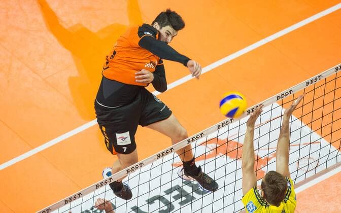 Berlin, Deutschland, 24.04.2016: Volleyball Bundesliga Saison 2015 2016 Play-Off Finale Spiel 1 - Berlin Recycling Volleys - VfB Friedrichshafen. Nicolas Le Goff (BR Volleys 7) gegen den Block aus Alexey Nalobin (VfB Friedrichshafen 5)