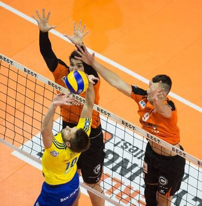 Berlin, Deutschland, 24.04.2016: Volleyball Bundesliga Saison 2015 2016 Play-Off Finale Spiel 1 - Berlin Recycling Volleys - VfB Friedrichshafen. Simon Tischer (VfB Friedrichshafen 10) gegen den Block aus Nicolas Le Goff (BR Volleys 7), Paul Lotman (BR Volleys 9)