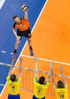 Themen der Woche - Sport Bilder des Tages - SPORT Berlin, Deutschland, 24.04.2016: Volleyball Bundesliga Saison 2015 2016 Play-Off Finale Spiel 1 - Berlin Recycling Volleys - VfB Friedrichshafen. Paul Carroll (BR Volleys 12) gegen den Block aus Björn Bjoern Andrae (VfB Friedrichshafen 8), Maximiliano Gauna (VfB Friedrichshafen 2), Simon Tischer (VfB Friedrichshafen 10)