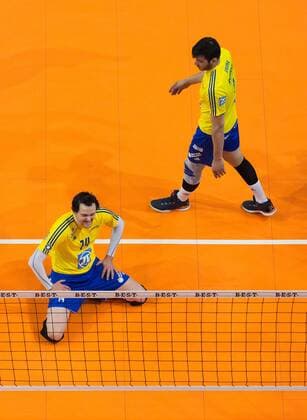 Berlin, Deutschland, 24.04.2016: Volleyball Bundesliga Saison 2015 2016 Play-Off Finale Spiel 1 - Berlin Recycling Volleys - VfB Friedrichshafen. Baptiste Geiler (VfB Friedrichshafen 14) und Maximiliano Gauna (VfB Friedrichshafen 2) sind frustriert