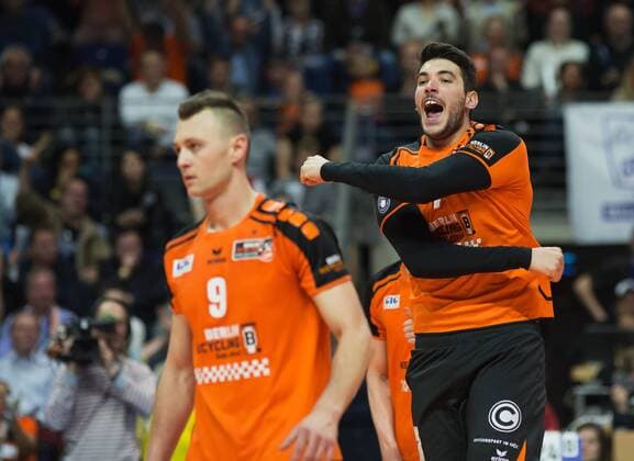 Berlin, Deutschland, 24.04.2016: Volleyball Bundesliga Saison 2015 2016 Play-Off Finale Spiel 1 - Berlin Recycling Volleys - VfB Friedrichshafen. Jubel Berlin v.li. Paul Lotman (BR Volleys 9), Nicolas Le Goff (BR Volleys 7)