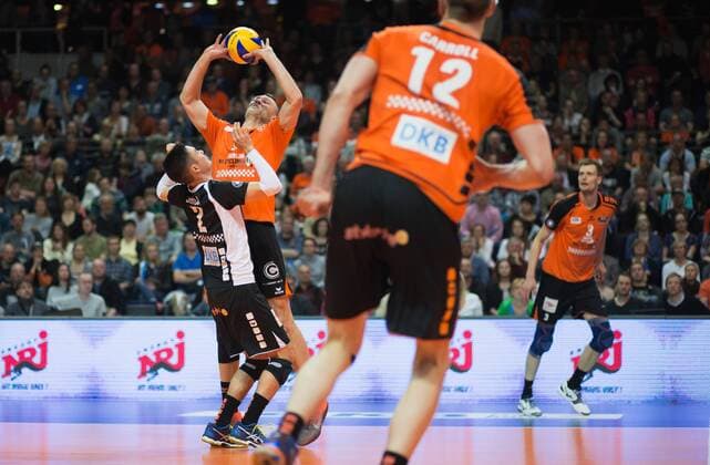Berlin, Deutschland, 24.04.2016: Volleyball Bundesliga Saison 2015 2016 Play-Off Finale Spiel 1 - Berlin Recycling Volleys - VfB Friedrichshafen. Annahme Paul Lotman (BR Volleys 9) und Erik Shoji (BR Volleys 2)