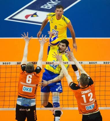 Berlin, Deutschland, 24.04.2016: Volleyball Bundesliga Saison 2015 2016 Play-Off Finale Spiel 1 - Berlin Recycling Volleys - VfB Friedrichshafen. Maximiliano Gauna (VfB Friedrichshafen 2) gegen den Block aus Felix Fischer (BR Volleys 6), Paul Carroll (BR Volleys 12)