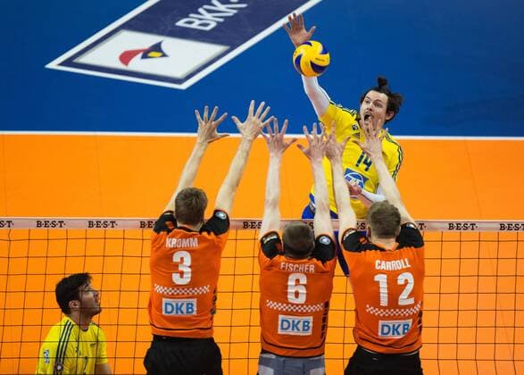 Berlin, Deutschland, 24.04.2016: Volleyball Bundesliga Saison 2015 2016 Play-Off Finale Spiel 1 - Berlin Recycling Volleys - VfB Friedrichshafen. Baptiste Geiler (VfB Friedrichshafen 14) gegen den Block aus Robert Kromm (BR Volleys 3), Felix Fischer (BR Volleys 6), Paul Carroll (BR Volleys 12)
