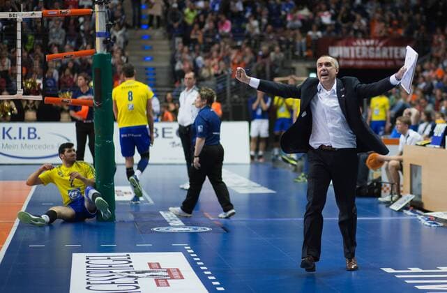 Berlin, Deutschland, 24.04.2016: Volleyball Bundesliga Saison 2015 2016 Play-Off Finale Spiel 1 - Berlin Recycling Volleys - VfB Friedrichshafen. Maximiliano Gauna (VfB Friedrichshafen 2) am Boden, Trainer Roberto Serniotti (BR Volleys) jubelt
