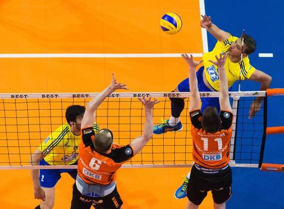 Berlin, Deutschland, 24.04.2016: Volleyball Bundesliga Saison 2015 2016 Play-Off Finale Spiel 1 - Berlin Recycling Volleys - VfB Friedrichshafen. Björn Bjoern Andrae (VfB Friedrichshafen 8) gegen den Block aus Felix Fischer (BR Volleys 6), Tsimafei Zhukouski (BR Volleys 11)