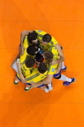Berlin, Deutschland, 24.04.2016: Volleyball Bundesliga Saison 2015 2016 Play-Off Finale Spiel 1 - Berlin Recycling Volleys - VfB Friedrichshafen. Jubeltraube Friedrichshafen