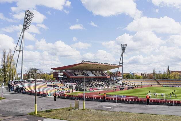 Berlin, Deutschland, 24.04.2016: Der Friedrich-Ludwig-Jahn-Sportpark beim Regionalliga Spiel zwischen BFC Dynamo und Hertha BSC II.