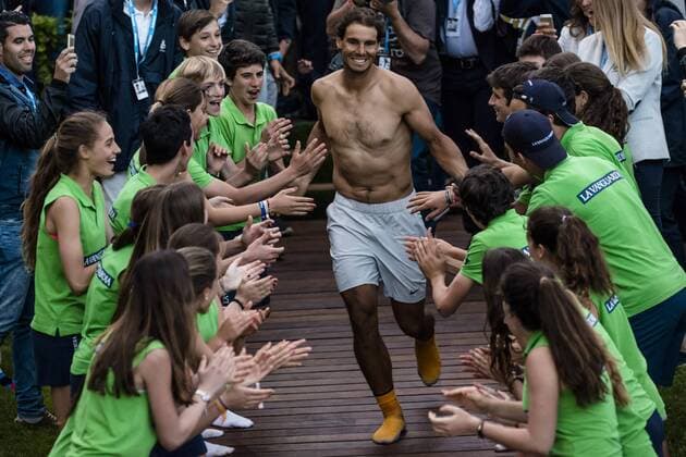 Themen der Woche - Sport Bilder des Tages - SPORT Tennis, ATP-Turnier in Barcelona,Rafael Nadal springt nach Sieg mit Balljungen und - mädchen in den Swimming Pool April 24, 2016 - Barcelona, Catalonia, Spain - RAFAEL NADAL of Spain jumps into the club s swimming pool with the ball boy and girls after winning the final of the Barcelona Open Banc Sabadell 2016 against Kei Nishikori of Japon Rafael Nadal won 6:4, 7:5 Rafael Nadal Wins Barcelona Open 2016 - ZUMAo105