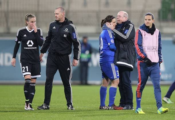 Enttäuschte Frankfurterinnen, hier Anne-Kathrine Kremer (1. FFC Frankfurt) wird von Manager Siegfried Dietrich getröstet