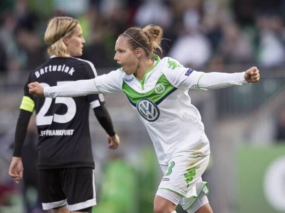 Jubel nach dem Tor zum 3-0: Torschuetzin Babett PETER (VfL) jubelt. hinten li: Saskia BARTUSIAK (FFC) Fussball Frauen international: UEFA Championsleague Saison 2015 2016, Halbfinale Hinspiel: VfL Wolfsburg - 1.FFC Frankfurt im AOK Stadion in Wolfsburg, Deutschland am 24.04.2016,