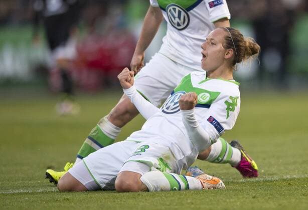 Jubel nach dem Tor zum 3-0: Torschuetzin Babett PETER (VfL) geht jubelnd auf die Knie. Fussball Frauen international: UEFA Championsleague Saison 2015 2016, Halbfinale Hinspiel: VfL Wolfsburg - 1.FFC Frankfurt im AOK Stadion in Wolfsburg, Deutschland am 24.04.2016,