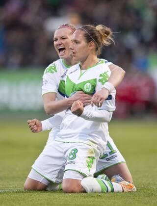 Jubel nach dem Tor zum 3-0: Torschuetzin Babett PETER (r) und Alexandra POPP (beideVfL) feiern den Treffer. Fussball Frauen international: UEFA Championsleague Saison 2015 2016, Halbfinale Hinspiel: VfL Wolfsburg - 1.FFC Frankfurt im AOK Stadion in Wolfsburg, Deutschland am 24.04.2016,