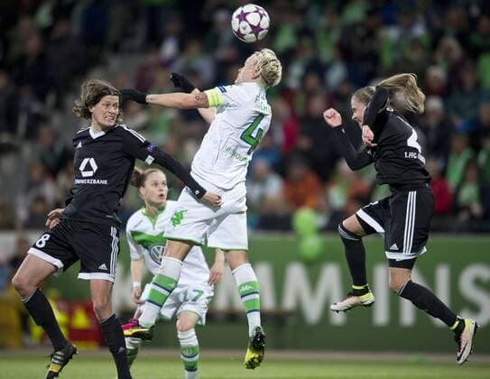 vl: Kerstin GAREFREKES (FFC), Nilla FISCHER (VfL) und Ana-Maria CRNOGORCEVIC (FFC) Fussball Frauen international: UEFA Championsleague Saison 2015 2016, Halbfinale Hinspiel: VfL Wolfsburg - 1.FFC Frankfurt im AOK Stadion in Wolfsburg, Deutschland am 24.04.2016,