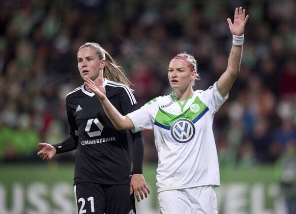 vl: Ana-Maria CRNOGORCEVIC (FFC) und Alexandra POPP (VfL) Fussball Frauen international: UEFA Championsleague Saison 2015 2016, Halbfinale Hinspiel: VfL Wolfsburg - 1.FFC Frankfurt im AOK Stadion in Wolfsburg, Deutschland am 24.04.2016,