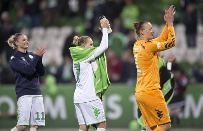 Nach dem Spielende: Alexandra POPP, Isabel KERSCHOWSKI und Torhueterin Almuth SCHULT (l-r alleVfL) Fussball Frauen international: UEFA Championsleague Saison 2015 2016, Halbfinale Hinspiel: VfL Wolfsburg - 1.FFC Frankfurt im AOK Stadion in Wolfsburg, Deutschland am 24.04.2016,