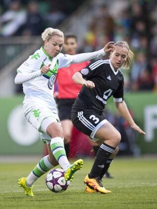 vl: Zsanett JAKABFI (VfL) und Laura STOERZEL (FFC) Fussball Frauen international: UEFA Championsleague Saison 2015 2016, Halbfinale Hinspiel: VfL Wolfsburg - 1.FFC Frankfurt im AOK Stadion in Wolfsburg, Deutschland am 24.04.2016,