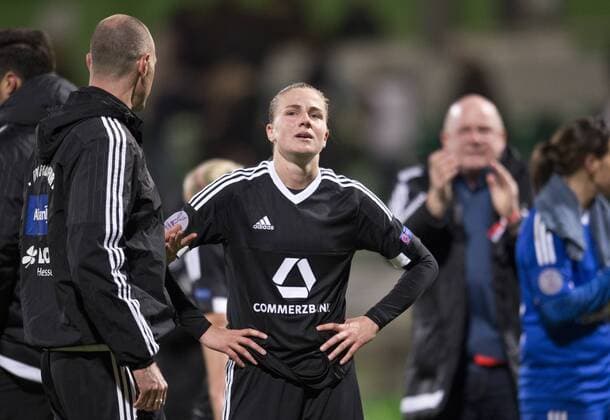 Nach dem Spielende: Ana-Maria CRNOGORCEVIC (FFC) blickt enttaeuscht zu Cheftrainer Matt ROSS (l FFC) Fussball Frauen international: UEFA Championsleague Saison 2015 2016, Halbfinale Hinspiel: VfL Wolfsburg - 1.FFC Frankfurt im AOK Stadion in Wolfsburg, Deutschland am 24.04.2016,