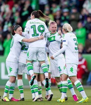 Jubel nach dem Tor zum 1-0: Die Mitspielerinnen feiern die Torschuetzin Isabel KERSCHOWSKI (verdeckt). vl: Elise BUSSAGLIA, Ramona BACHMANN, Alexandra POPP und Zsanett JAKABFI (alleVfL) Fussball Frauen international: UEFA Championsleague Saison 2015 2016, Halbfinale Hinspiel: VfL Wolfsburg - 1.FFC Frankfurt im AOK Stadion in Wolfsburg, Deutschland am 24.04.2016,