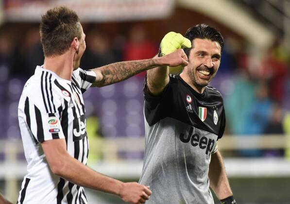 Football - soccer: Serie A, AC Florenz - Juventus Turin, gianluigi buffon juventus, mandzukic xHOCHxZWEIx xItalyxPhotoxPressx 