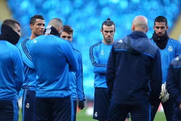 Cristiano Ronaldo and Gareth Bale of Real Madrid listen to manager Zinedine Zidane during the UEFA Champions League training and press conference PK Pressekonferenz at the Etihad Stadium. Photo credit should read: Philip Oldham Sportimage EDITORIAL USE ONLY. No use with unauthorised audio, video, data, fixture lists, club league logos or live services. Online in-match use limited to 120 images, no video emulation. No use in betting, games or single club league player publications.