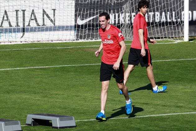 Atletico de Madrid players Diego Godin (L) and Tiago participate in a training session of the team at Wanda Sports City in Majadahonda, Madrid, Spain, 25 April 2016, prior to the Champions League first leg semifinal match before Bayern Munich that they will play next 28 April at Vicente Calderon stadium. ATLETICO DE MADRID TRAINING SESSION !ACHTUNG: NUR REDAKTIONELLE NUTZUNG!  ATL002 20160425-635972139381927407