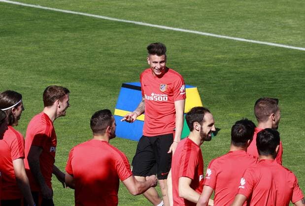 Atletico de Madrid Uruguayan defense Jose Maria Gimenez (C) participates in a training session of the team at Wanda Sports City in Majadahonda, Madrid, Spain, 25 April 2016, prior to the Champions League first leg semifinal match before Bayern Munich that they will play next 28 April at Vicente Calderon stadium. ATLETICO DE MADRID TRAINING SESSION !ACHTUNG: NUR REDAKTIONELLE NUTZUNG!  ATL003 20160425-635972140030887407