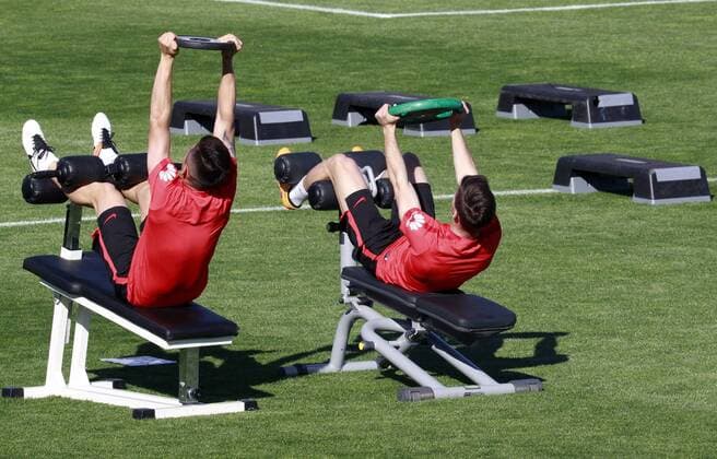 Atletico de Madrid players participate in a training session of the team at Wanda Sports City in Majadahonda, Madrid, Spain, 25 April 2016, prior to the Champions League first leg semifinal match before Bayern Munich that they will play next 28 April at Vicente Calderon stadium. ATLETICO DE MADRID TRAINING SESSION !ACHTUNG: NUR REDAKTIONELLE NUTZUNG!  ATL005 20160425-635972140700907407