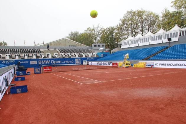 Tennis BMW Open 2016 München 26.04.2016 Ein Tennisball im Schneeregen auf dem leeren Centre Court
