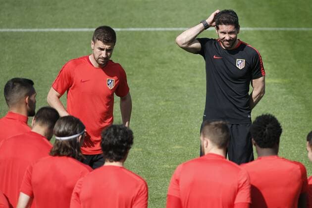 Atletico Madrid s Argentinian head coach Diego Simeone (R) and captain Gabi Fernandez (L) react during a training session held at the Cerro del Espino Sports Complex in Madrid, Spain, 26 April 2016. Atletico Madrid will face Bayer Munich in a semifinal first leg match of the UEFA Champions League the upcoming 27 April 2016. Atletico Madrid training !ACHTUNG: NUR REDAKTIONELLE NUTZUNG!  20160426-635972924587098830