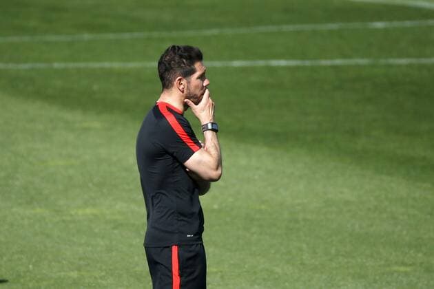 Atletico Madrid s Argentinian head coach Diego Simeone leads the team s training session held at the Cerro del Espino Sports Complex in Madrid, Spain, 26 April 2016. Atletico Madrid will face Bayer Munich in a semifinal first leg match of the UEFA Champions League the upcoming 27 April 2016. Atletico Madrid training !ACHTUNG: NUR REDAKTIONELLE NUTZUNG!  20160426-635972925306726830