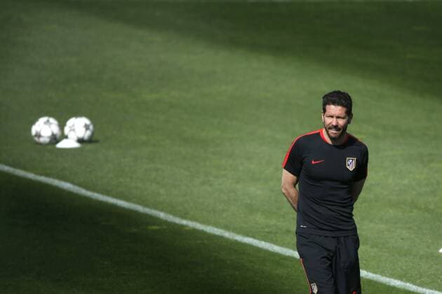 Atletico Madrid s Argentinian head coach Diego Simeone leads the team s training session held at the Cerro del Espino Sports Complex in Madrid, Spain, 26 April 2016. Atletico Madrid will face Bayer Munich in a semifinal first leg match of the UEFA Champions League the upcoming 27 April 2016. Atletico Madrid training !ACHTUNG: NUR REDAKTIONELLE NUTZUNG!  20160426-635972925391590830