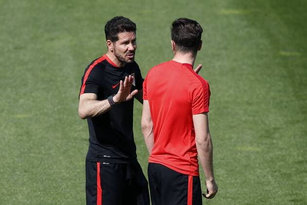 Atletico Madrid s Argentinian head coach Diego Simeone (L) chats with Saul Niguez (R) during the team s training session held at the Cerro del Espino Sports Complex in Madrid, Spain, 26 April 2016. Atletico Madrid will face Bayer Munich in a semifinal first leg match of the UEFA Champions League the upcoming 27 April 2016. Atletico Madrid training !ACHTUNG: NUR REDAKTIONELLE NUTZUNG!  20160426-635972926032438830