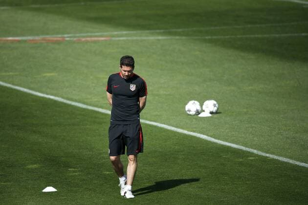 Atletico Madrid s Argentinian head coach Diego Simeone leads the team s training session held at the Cerro del Espino Sports Complex in Madrid, Spain, 26 April 2016. Atletico Madrid will face Bayer Munich in a semifinal first leg match of the UEFA Champions League the upcoming 27 April 2016. Atletico Madrid training !ACHTUNG: NUR REDAKTIONELLE NUTZUNG!  20160426-635972926098426830