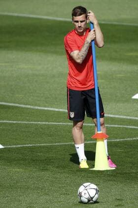 Atletico Madrid s French striker Antoine Griezmann reacts during a training session held at the Cerro del Espino Sports Complex in Madrid, Spain, 26 April 2016. Atletico Madrid will face Bayer Munich in a semifinal first leg match of the UEFA Champions League the upcoming 27 April 2016. Atletico Madrid training !ACHTUNG: NUR REDAKTIONELLE NUTZUNG!  20160426-635972926170810830