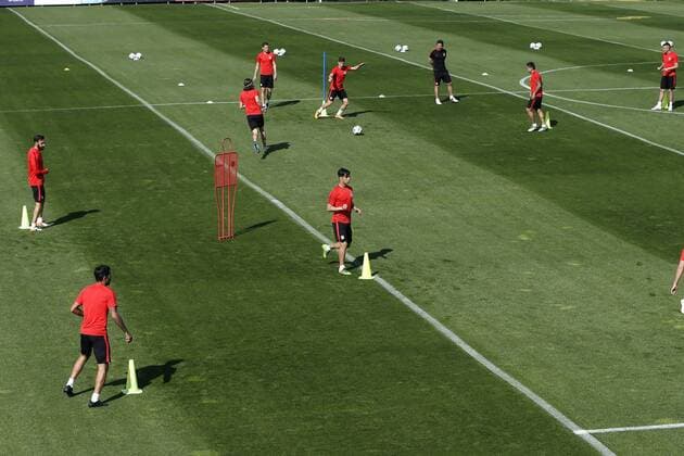 Atletico Madrid s players in action during a training session held at the Cerro del Espino Sports Complex in Madrid, Spain, 26 April 2016. Atletico Madrid will face Bayer Munich in a semifinal first leg match of the UEFA Champions League the upcoming 27 April 2016. Atletico Madrid training !ACHTUNG: NUR REDAKTIONELLE NUTZUNG!  20160426-635972939003801015