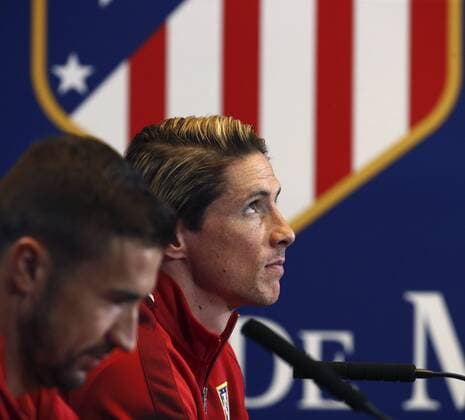 Atletico de Madrid players Fernando Torres (R) and Gabi Fernandez (L) deliver a presser at Vicente Calderon stadium in Madrid, Spain, 26 April 2016, prior to tomorrow s Champions league match before Bayern Munich. ATLETICO DE MADRID PRESSER IN MADRID !ACHTUNG: NUR REDAKTIONELLE NUTZUNG!  CAM005 20160426-635973005181023866