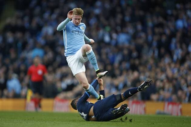 Fußball, Champions League, Manchester City - Real Madrid Casemiro of Real Madrid tackles Kevin De Bruyne of Manchester City during the UEFA Champions League Semi Final 1st leg match at the Etihad Stadium. Photo credit should read: Philip Oldham Sportimage EDITORIAL USE ONLY. No use with unauthorised audio, video, data, fixture lists, club league logos or live services. Online in-match use limited to 120 images, no video emulation. No use in betting, games or single club league player publications.