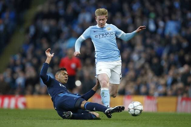 Fußball, Champions League, Manchester City - Real Madrid Casemiro of Real Madrid tackles Kevin De Bruyne of Manchester City during the UEFA Champions League Semi Final 1st leg match at the Etihad Stadium. Photo credit should read: Philip Oldham Sportimage EDITORIAL USE ONLY. No use with unauthorised audio, video, data, fixture lists, club league logos or live services. Online in-match use limited to 120 images, no video emulation. No use in betting, games or single club league player publications.