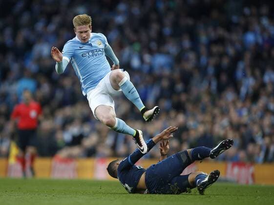 Bilder des Tages - SPORT Fußball, Champions League, Manchester City - Real Madrid Casemiro of Real Madrid tackles Kevin De Bruyne of Manchester City during the UEFA Champions League Semi Final 1st leg match at the Etihad Stadium. Photo credit should read: Philip Oldham Sportimage EDITORIAL USE ONLY. No use with unauthorised audio, video, data, fixture lists, club league logos or live services. Online in-match use limited to 120 images, no video emulation. No use in betting, games or single club league player publications.