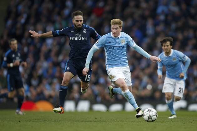 Fußball, Champions League, Manchester City - Real Madrid Daniel Carvajal of Real Madrid and Kevin De Bruyne of Manchester City during the UEFA Champions League Semi Final 1st leg match at the Etihad Stadium. Photo credit should read: Philip Oldham Sportimage EDITORIAL USE ONLY. No use with unauthorised audio, video, data, fixture lists, club league logos or live services. Online in-match use limited to 120 images, no video emulation. No use in betting, games or single club league player publications.