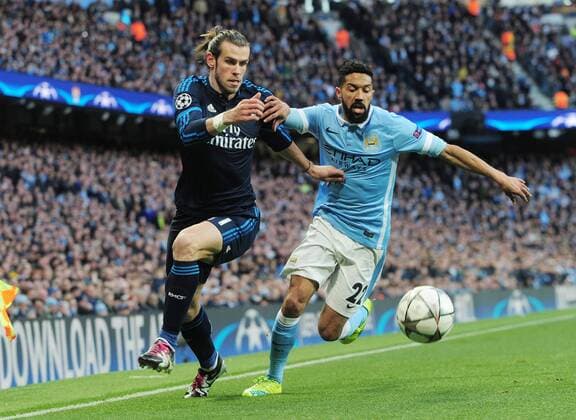 Fußball, Champions League, Manchester City - Real Madrid Football - 2015 2016 Champions League - Semi-Final, First Leg: Manchester City vs. Real Madrid Gareth Bale of Real Madrid and Gael Clichy of Man City at the Etihad Stadium. COLORSPORT ANDREW COWIE 