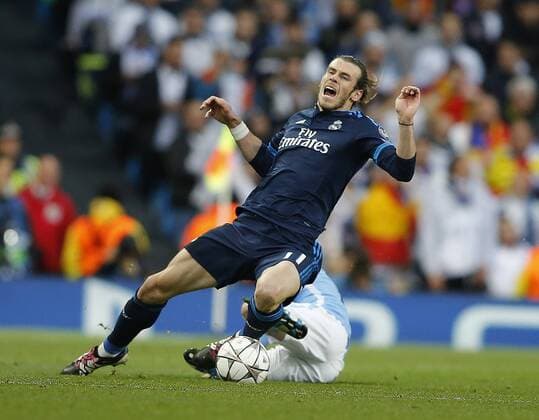 Bilder des Tages - SPORT Gareth Bale of Real Madrid tackled by David Silva of Manchester City during the UEFA Champions League Semi Final match at Etihad Stadium. Photo credit should read: Simon Bellis Sportimage EDITORIAL USE ONLY. No use with unauthorised audio, video, data, fixture lists, club league logos or live services. Online in-match use limited to 120 images, no video emulation. No use in betting, games or single club league player publications.